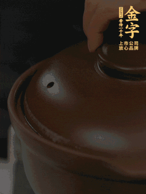 雞、火腿、姜片一起放入砂鍋中，大火轉(zhuǎn)小火燉2小時(shí)。