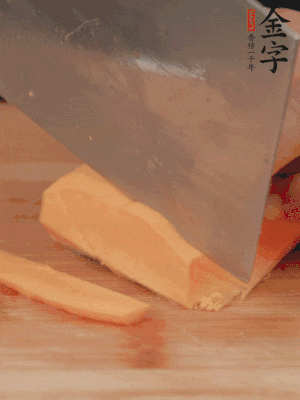 南瓜改刀切片，把蒸好的火腿鋪到南瓜上。