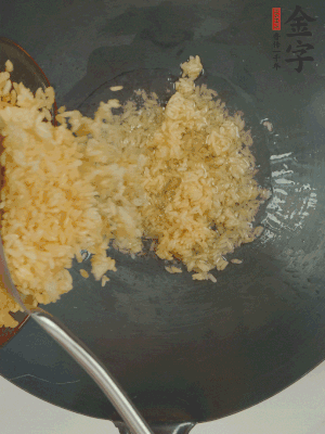 熱油下鍋，邊按壓邊翻炒均勻。