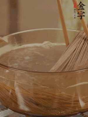 水開后下蕎麥面，煮2分鐘后過涼水備用。