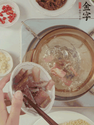 魷魚(yú)熱水下鍋，焯水備用。