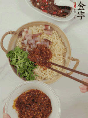 在面上鋪魷魚(yú)、香菜、金字火腿大師醬。