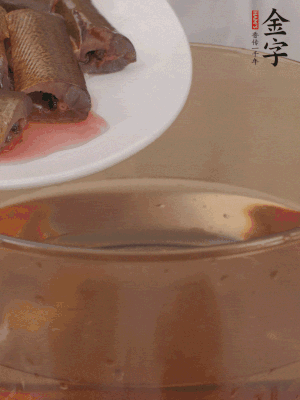 處理干凈的黃鱔段，加姜片、料酒沸水下鍋焯水。撈出用涼水沖洗干凈。