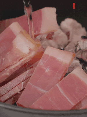 排骨、黃鱔段、金字火腿片放入砂鍋中，加沒過食材的水。