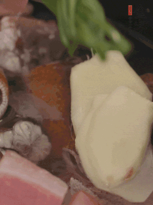 加姜片、蔥結(jié)、料酒。