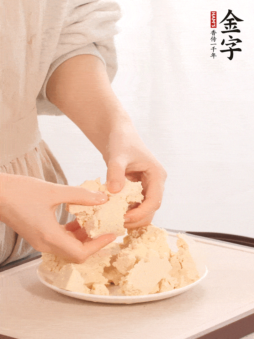 老豆腐用手掰成塊。