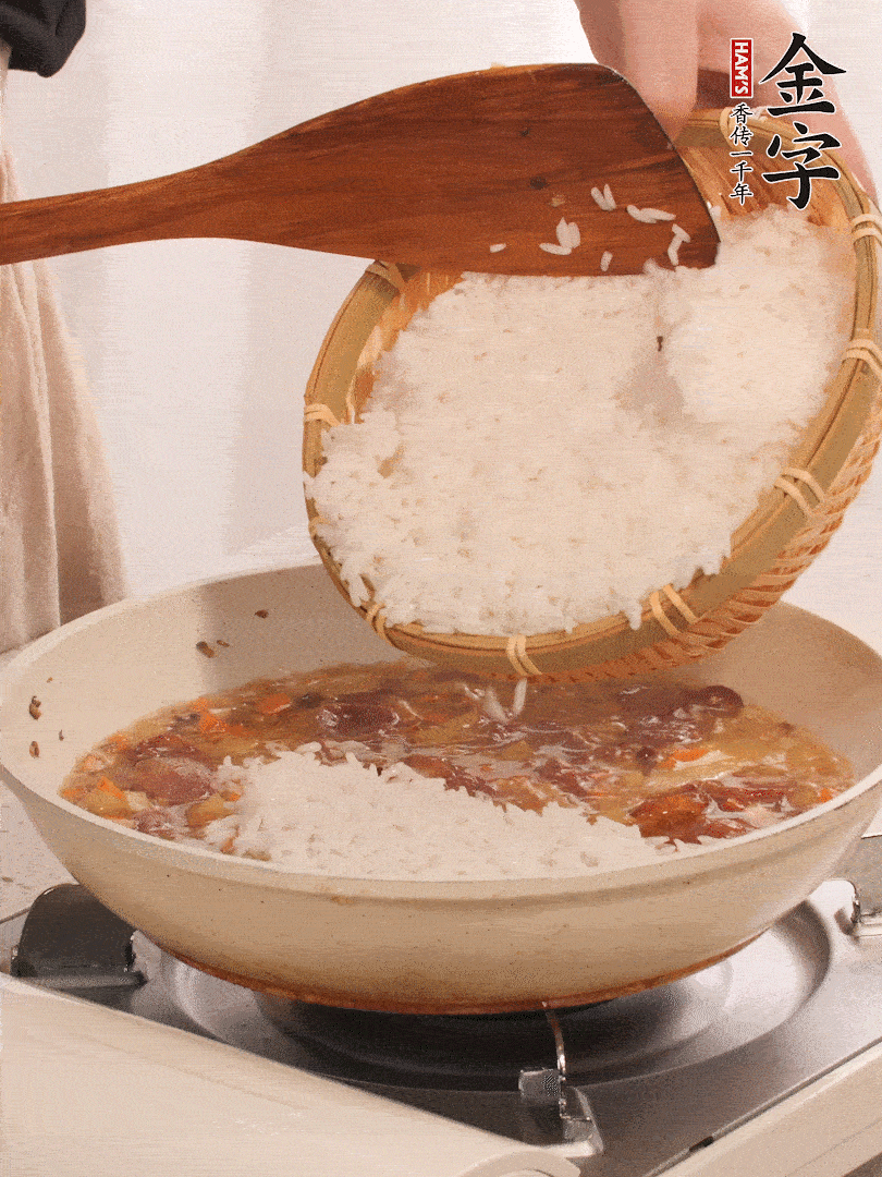 熱鍋燒油，香腸煸出油，加姜片去腥，加土豆、胡蘿卜、香菇翻炒到半熟，隨后加豆角、2小勺鹽、1大勺生抽，煸炒均勻。