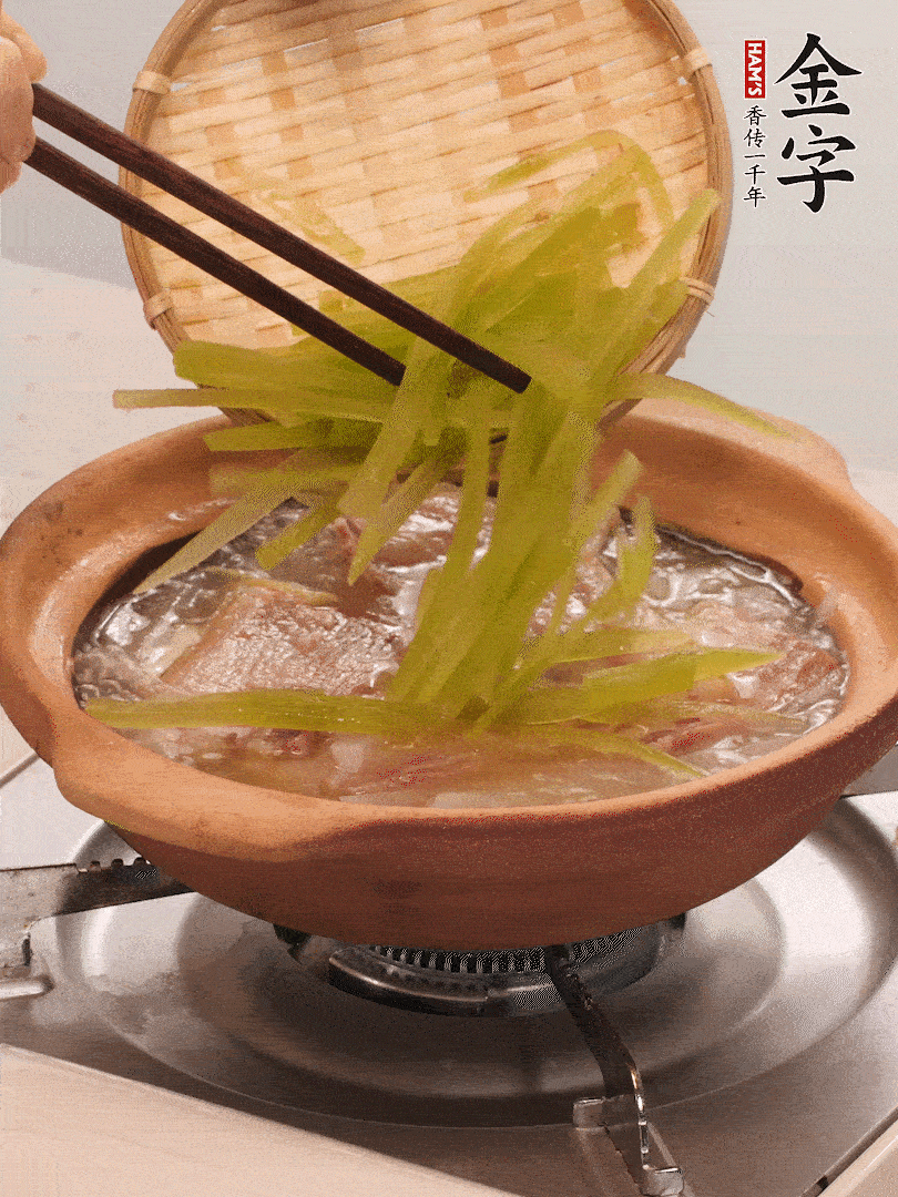 倒入熱水煮開(kāi)后，轉(zhuǎn)小火燉煮10分鐘，呈奶白色湯底。