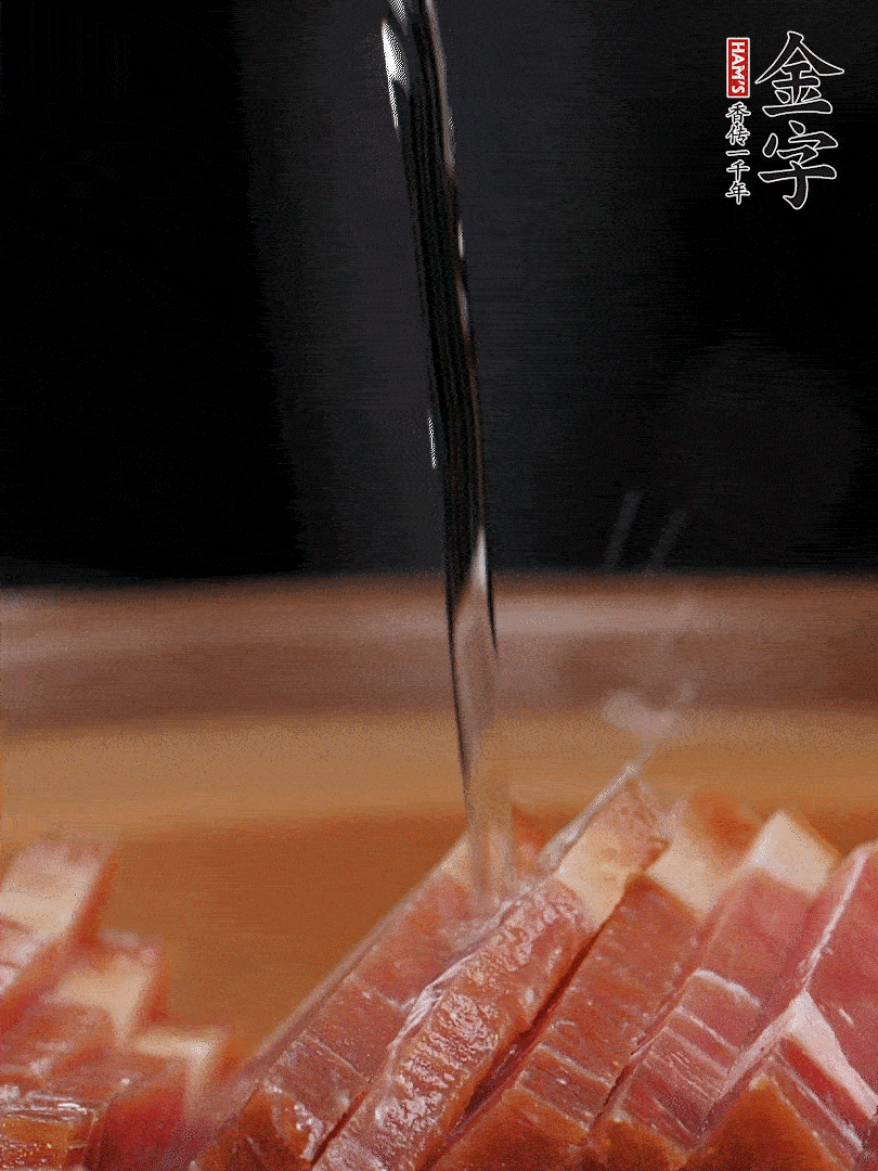 金字火腿切片，放入溫水中泡10分鐘，金字土香腸斜切成片。千張切成細(xì)條。