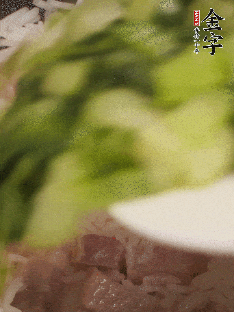 將燜煮好的米飯，倒入炒熟的蔬菜中，翻炒均勻鍆繼續(xù)燜煮5分鐘