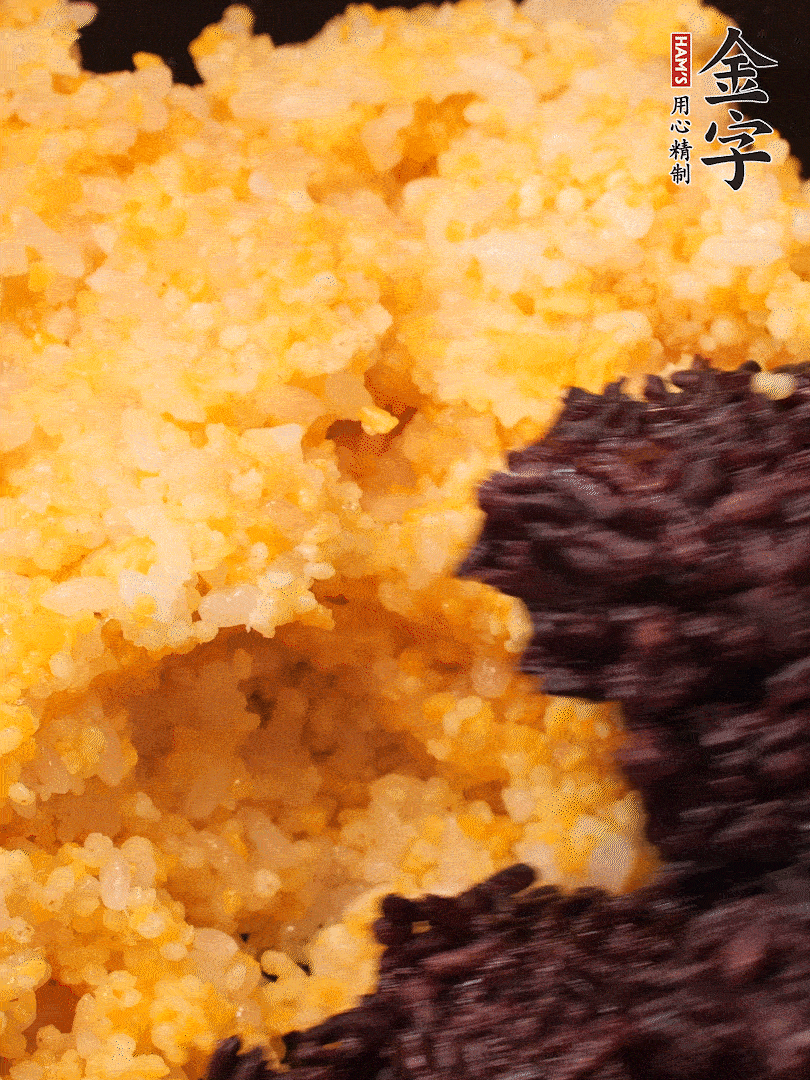 混合小米、紫米煮熟，加豬油攪拌均勻（紫米分開煮在攪拌）