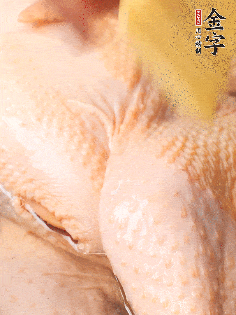 老母雞去頭去尾，斬去雞爪。冷水入鍋，加料酒、蔥姜焯水，煮出浮沫后撈出，用清水洗凈