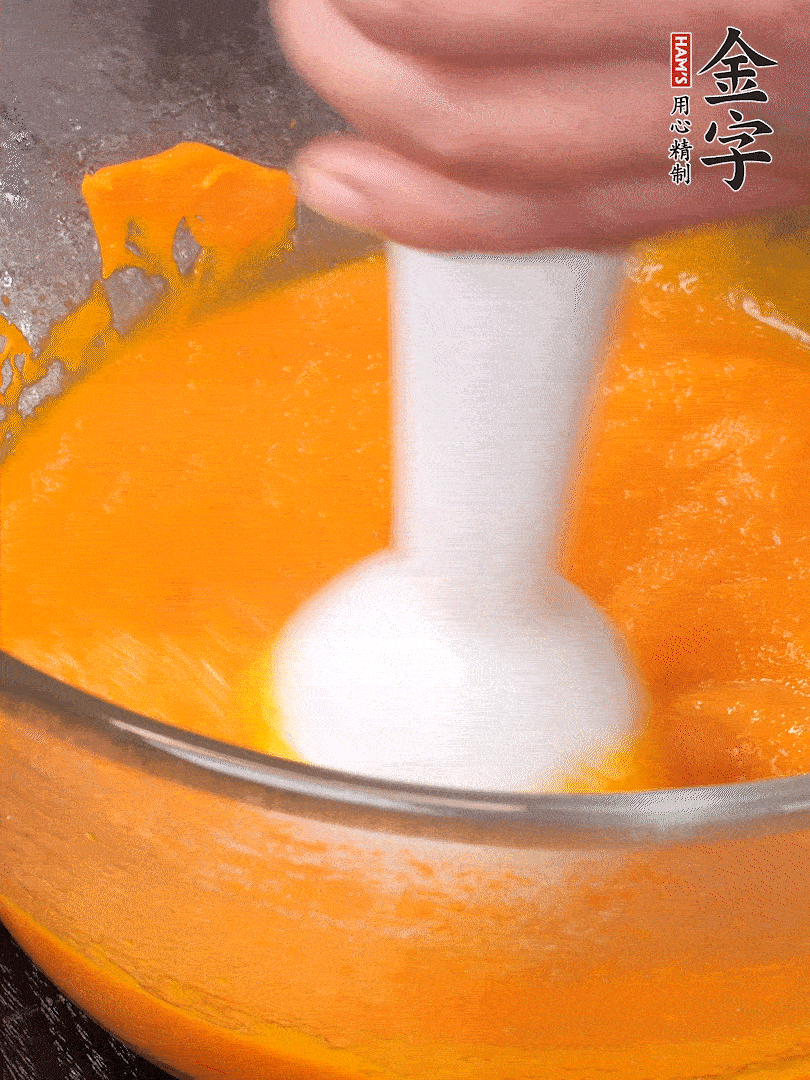 300g南瓜，去皮去瓤切滾刀塊，大火蒸8分鐘，料理機(jī)打成泥，篩網(wǎng)過(guò)篩成泥