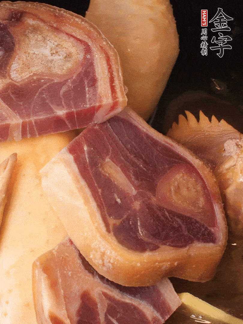 火踵、老母雞加蔥、姜、料酒、清水，大火燒開后轉(zhuǎn)小火，燉1小時(shí)