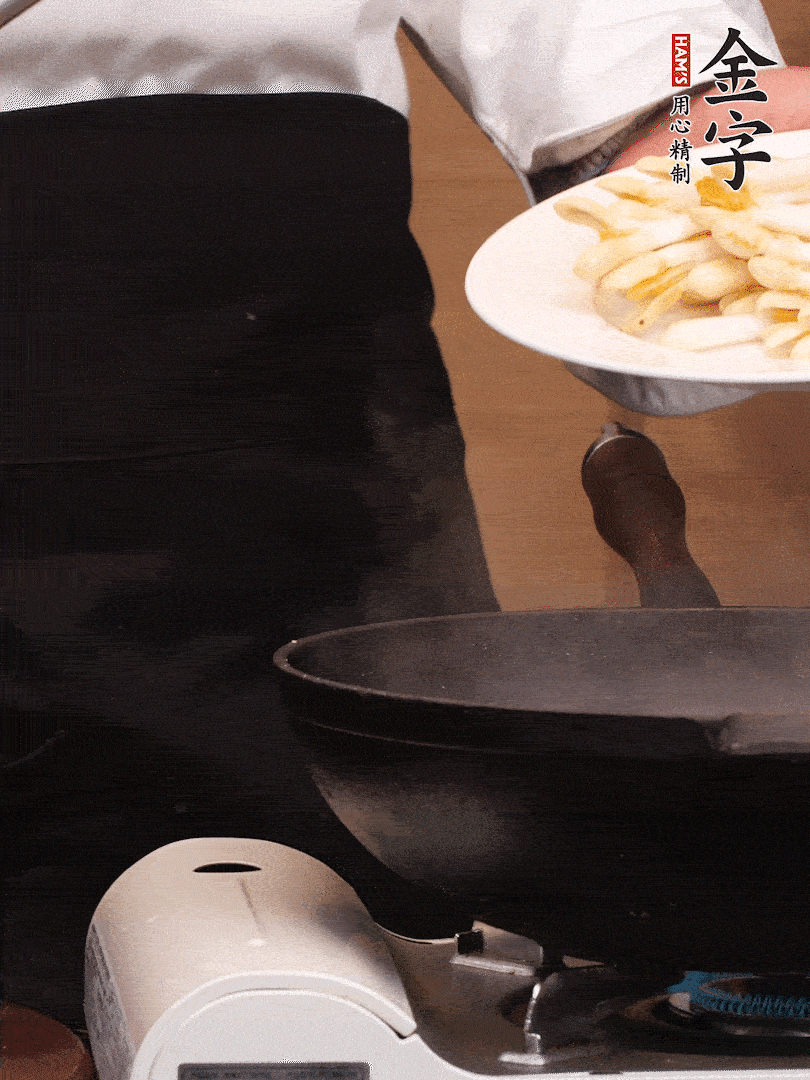 鍋中少許油，下花生芽