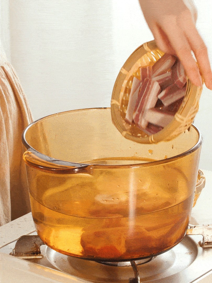 咸肉、排骨加料酒 蔥段 生姜 一起冷水下鍋焯水撈出