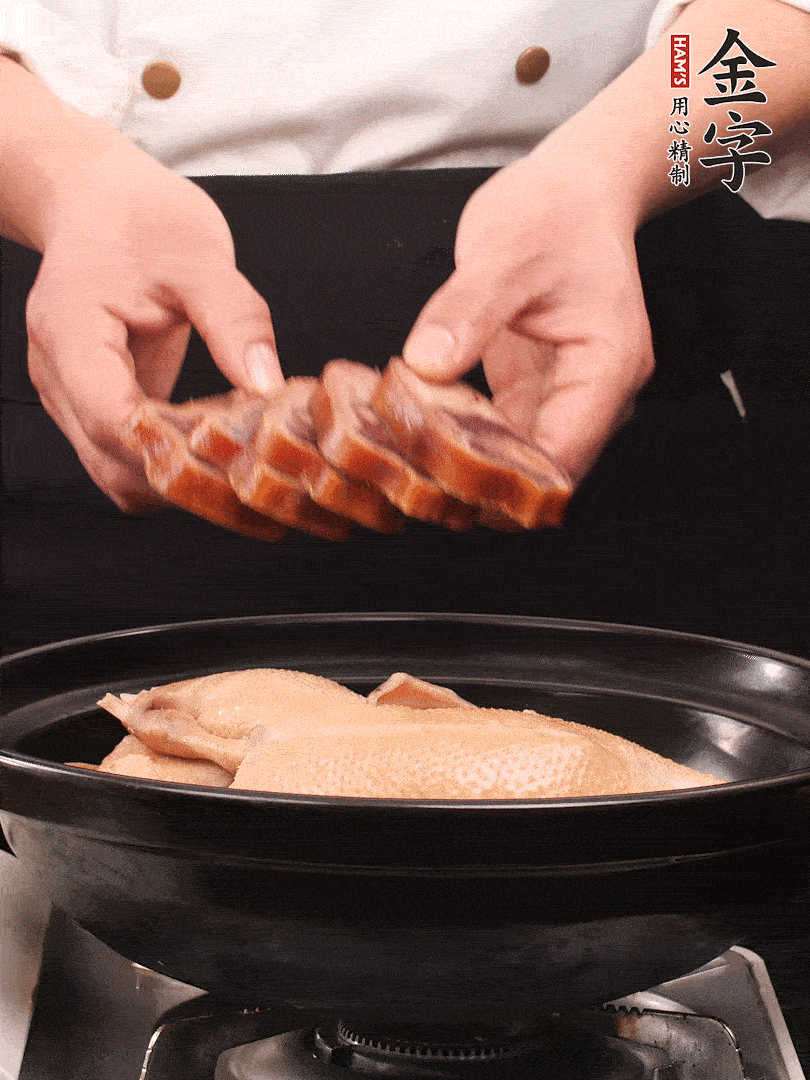 老鴨、金字火腿蹄片、筍干、姜片、蔥結(jié)，清水沒(méi)過(guò)鴨身2cm，加黃酒小半碗