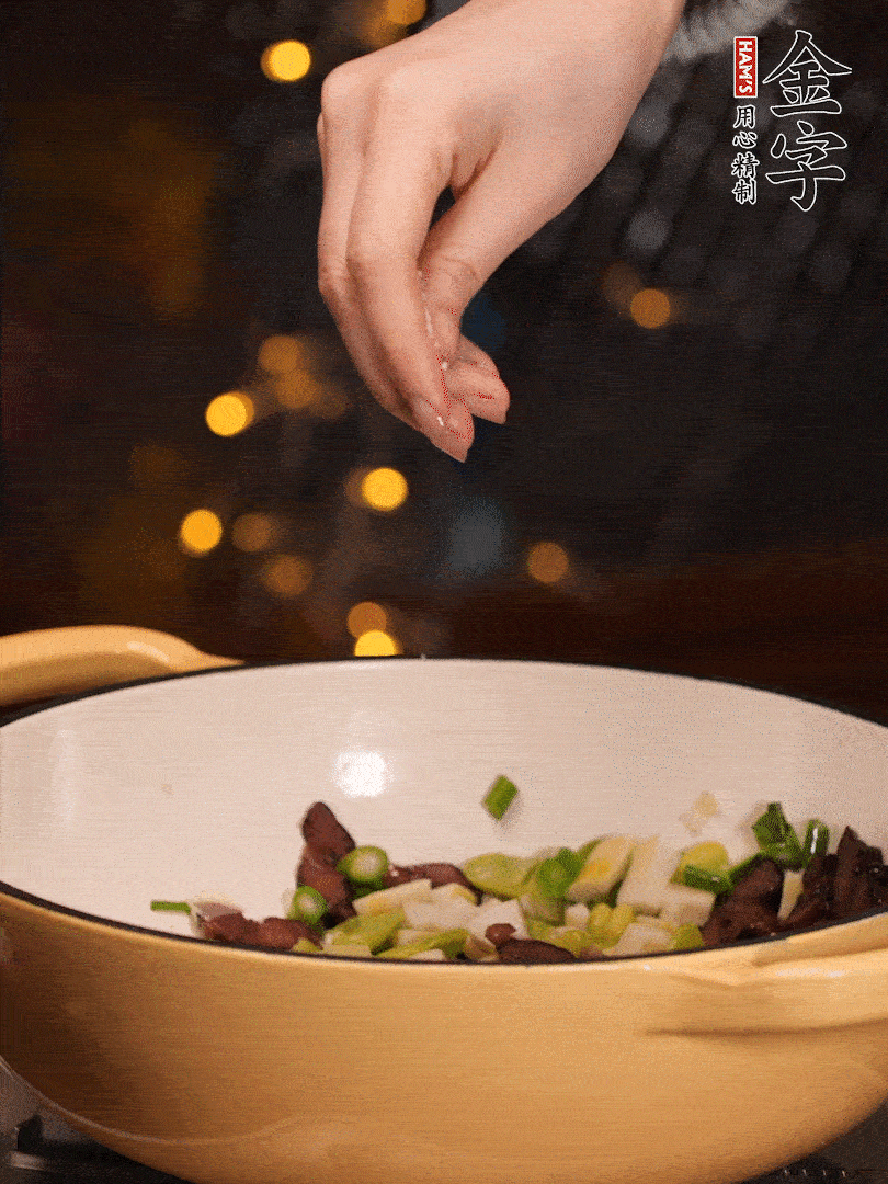 可以加點點水，再加菜苔，加點鹽、味精調(diào)味