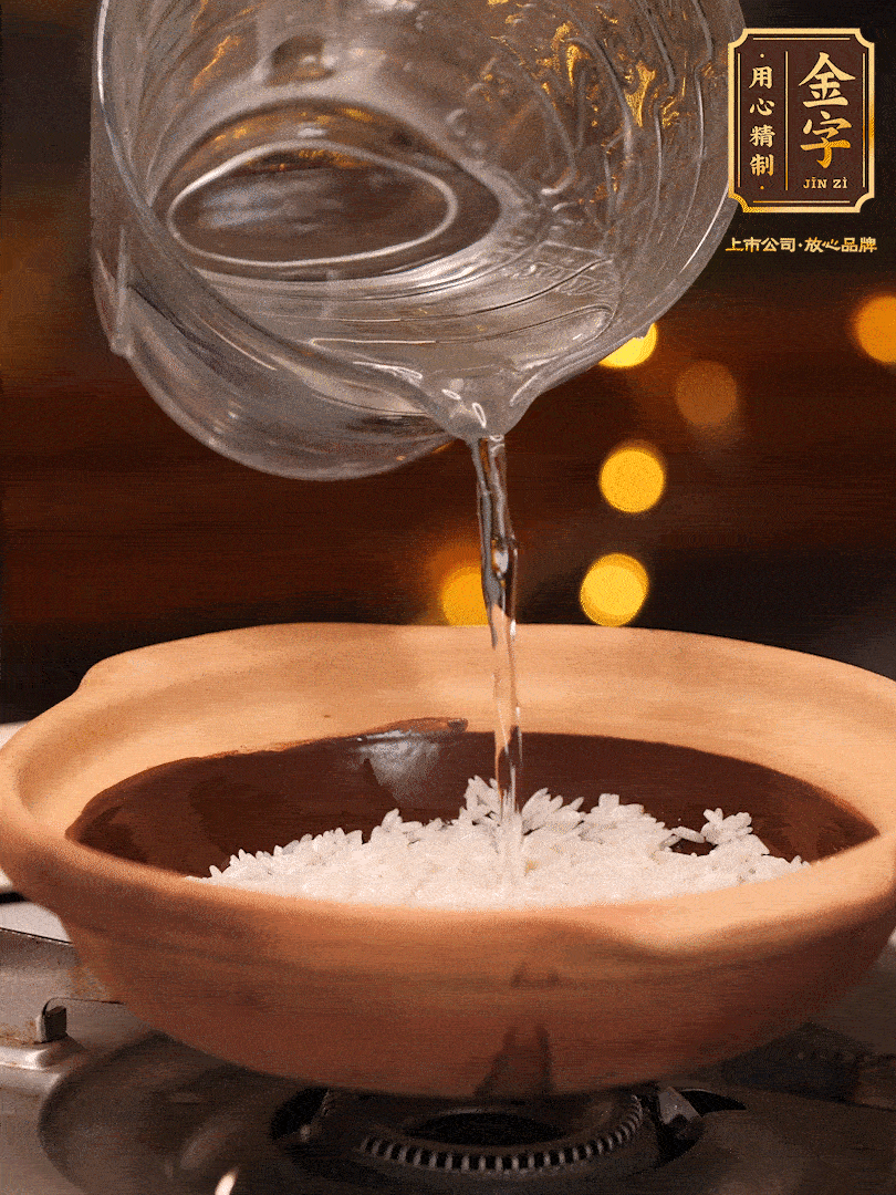 選一個(gè)中意的砂鍋加入1勺花生油并刷勻，倒入泡好的絲苗米、開大火煮至沸騰冒大泡后，轉(zhuǎn)中火蓋蓋燜煮5分鐘