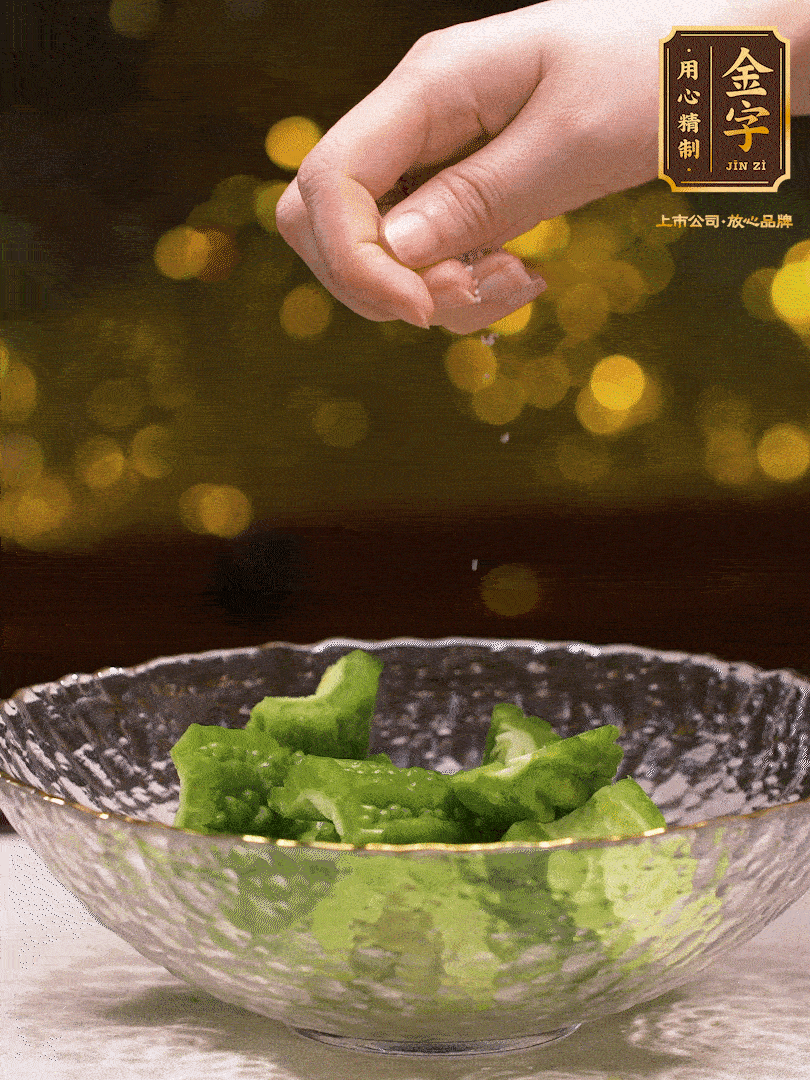 處理好的苦瓜切段（5cm），加點(diǎn)鹽鹽腌一下，去除一下苦味