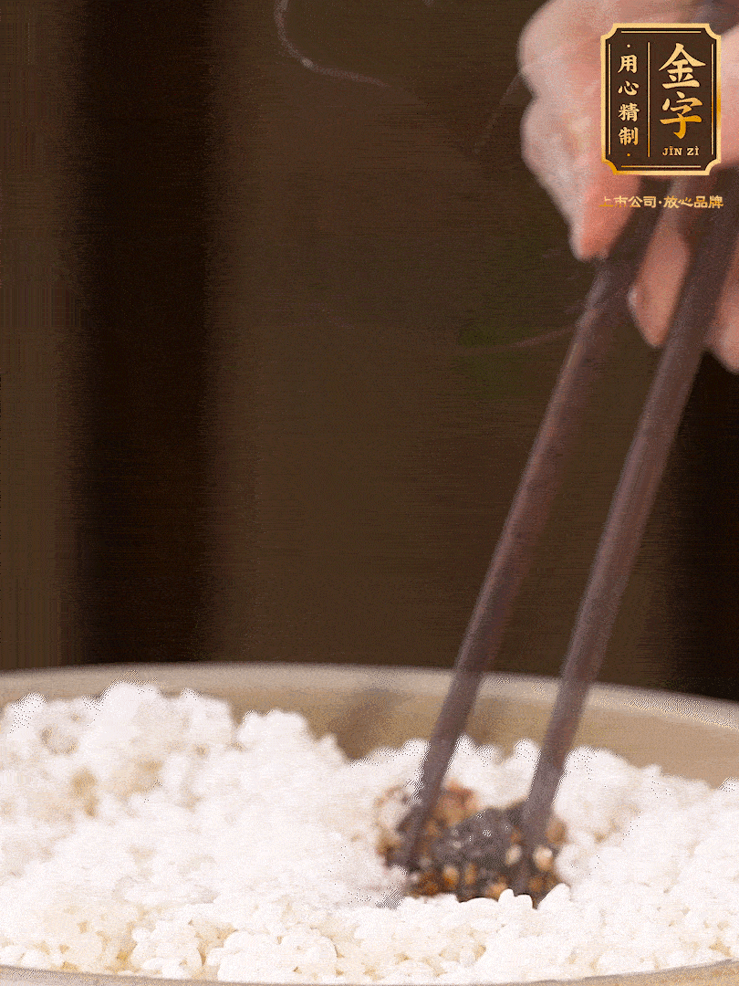 糯米淘洗干凈，浸泡4小時，控干水分后，加鹽、糖、老抽調(diào)味調(diào)色