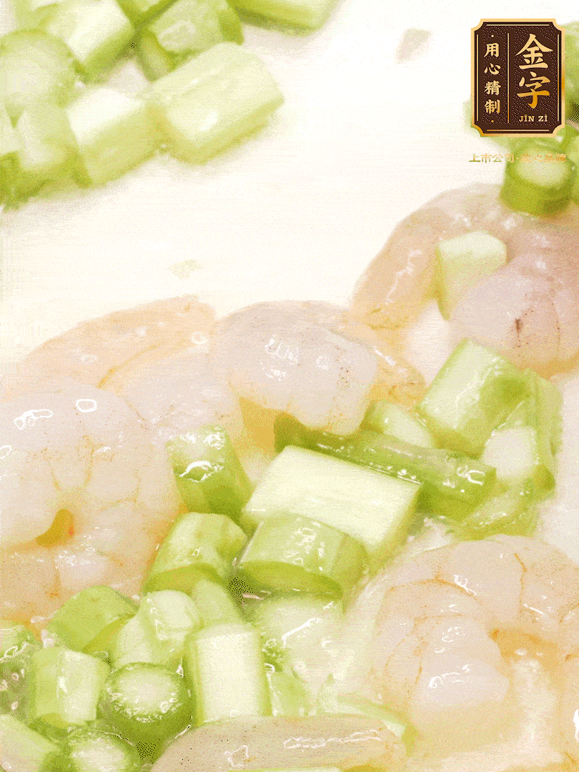 熱油煎香蝦仁，下香腸、蘆筍翻炒，盛出備用。