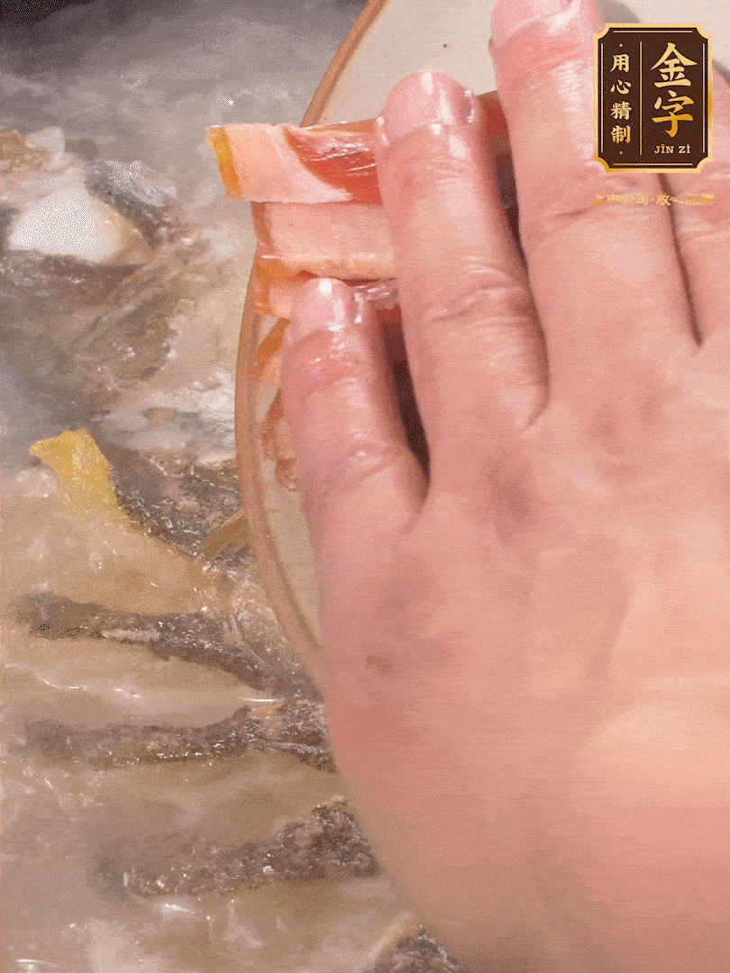 將煎好的魚，倒入三大碗開水。大火煮開后放入1個(gè)蔥結(jié)、2片姜片和1勺料酒和火腿片