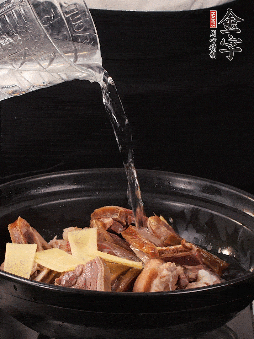 火腿、豬腳放到大砂鍋里，黃酒提鮮，蔥姜去腥，加2kg純凈水沒過食材。水一定要放足，中途最好不能加水