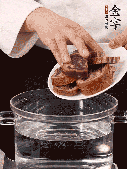 準備食材。做金銀蹄有2個關(guān)鍵點：食材上火腿當(dāng)然得選足年發(fā)酵的金字火腿，新鮮豬爪最好選前腳、大小適宜的。