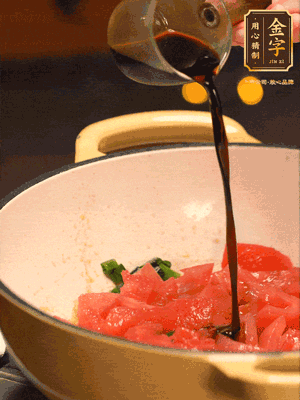 調(diào)味：1勺蠔油、1勺生抽、2轉(zhuǎn)胡椒粉和2勺番茄醬倒入400ml開水，燒至湯汁濃厚