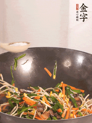 炒合菜：金字醬油肉、綠豆芽、韭菜
