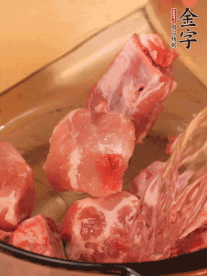 排骨冷水下鍋，加料酒、姜片，煮開綽水
