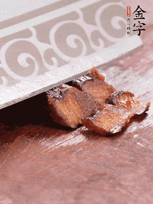 金字醬油肉水煮15分鐘，切薄片