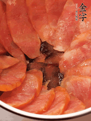 深碗涂抹豬油，頂端鋪枸杞，間隔鋪上香腸、醬油肉片