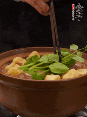 加筒骨煲的經(jīng)典配菜：金字土香腸、油豆腐、千張蓋上蓋子燜一會兒，耐心等候10分鐘。