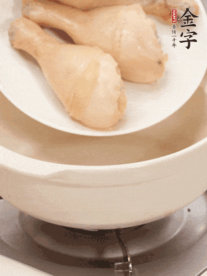 雞腿、火腿、干貝、蒜頭放入砂鍋內(nèi)燉1小時(shí)