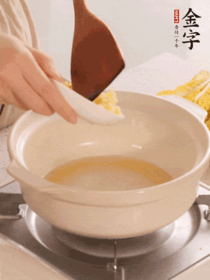 鍋里留少量底油煸香火腿和姜末。