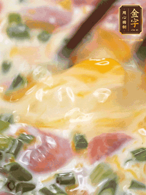 三個(gè)全蛋中加適量牛奶、鹽、黑胡椒粉、臘腸、蔥花攪拌均勻