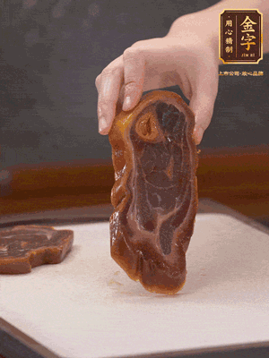 處理節(jié)瓜，刮掉表層的皮和毛，洗凈后去掉瓜蒂，切大塊