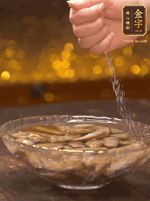 鮮活蟶子反復(fù)沖洗干凈，水中加鹽、芝麻香油浸泡30分鐘吐沙