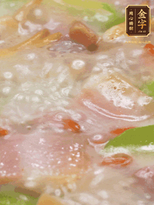 最后下蟶子，一點白胡椒調(diào)味，煮到白色湯汁出來。撒點枸杞點綴