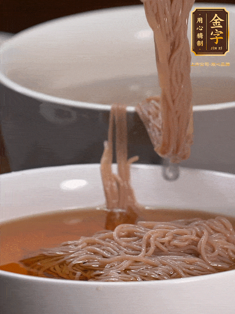 蘋果醋，一點鹽、糖、醬油，兌入涼白開水調(diào)成簡易冷面湯，放水箱冷藏