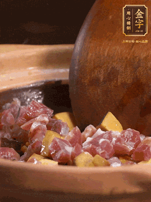 熱油下蒜片，倒入香腸丁、牛肝菌丁翻炒出香味