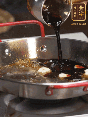 煲飯期間，用油煎熟牛肝菌。再用底油加醬油、蒜片調(diào)出鮮美醬汁