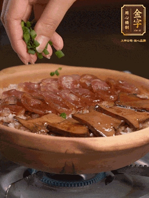 最后鋪上牛肝菌，爭分奪秒地倒上醬汁，撒點小蔥花