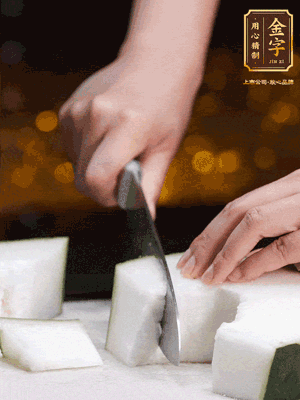 薏米提前浸泡好。冬瓜帶皮洗凈切塊