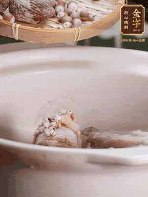 焯好水洗凈的鴨肉、薏米、芡實(shí)、蜜棗+適量水煲1小時(shí)