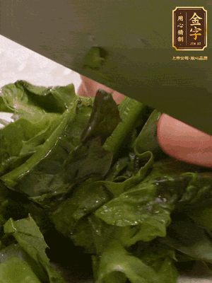 萵筍去皮切丁，萵筍葉切碎