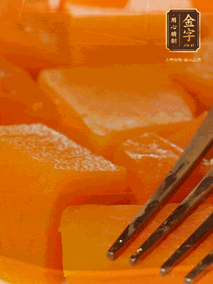 南瓜去皮，一半切塊備用，一半切塊蒸熟，碾成泥