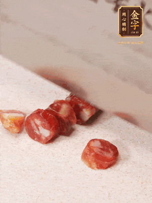 金字香腸切成圓片，姜切絲